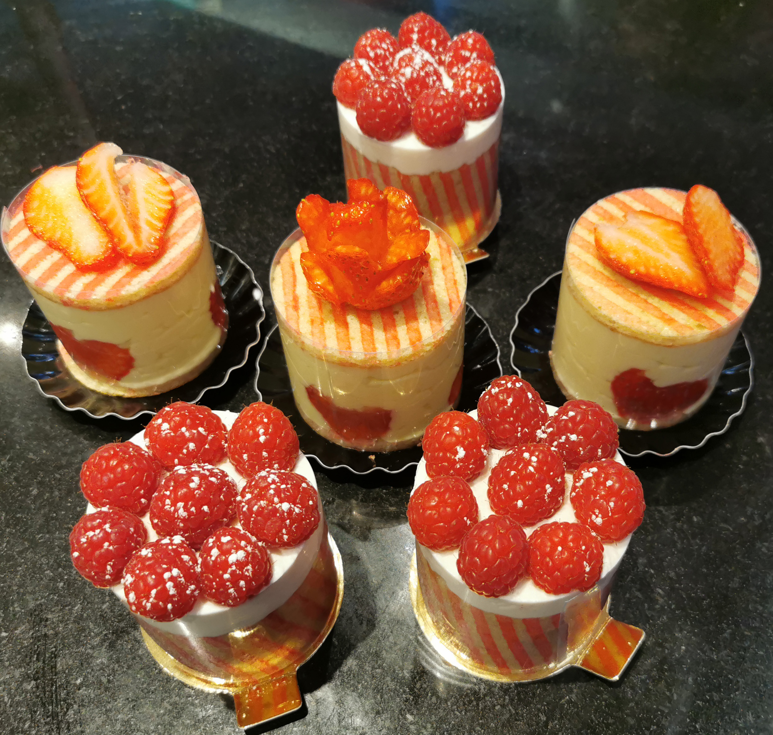 Entremets individuels litchi, rose, framboise et mini-fraisiers