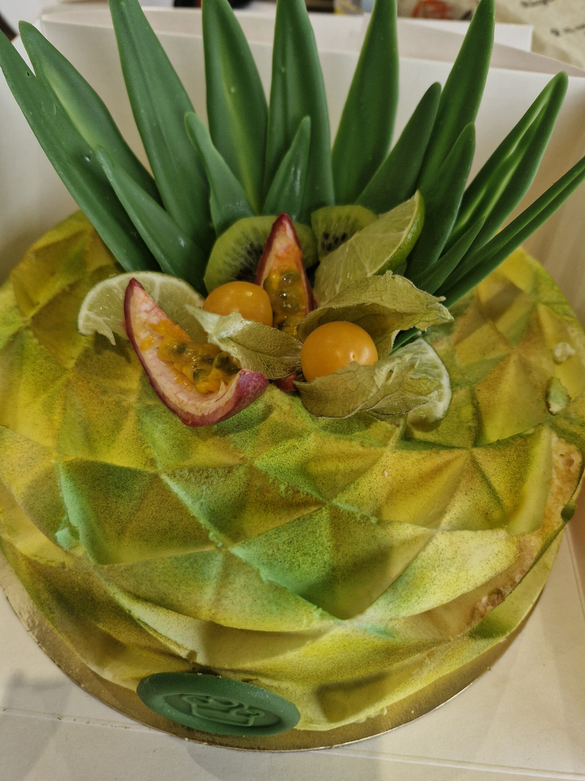 Entremets biscuit citron vert, mousse coco, insert tutti frutti